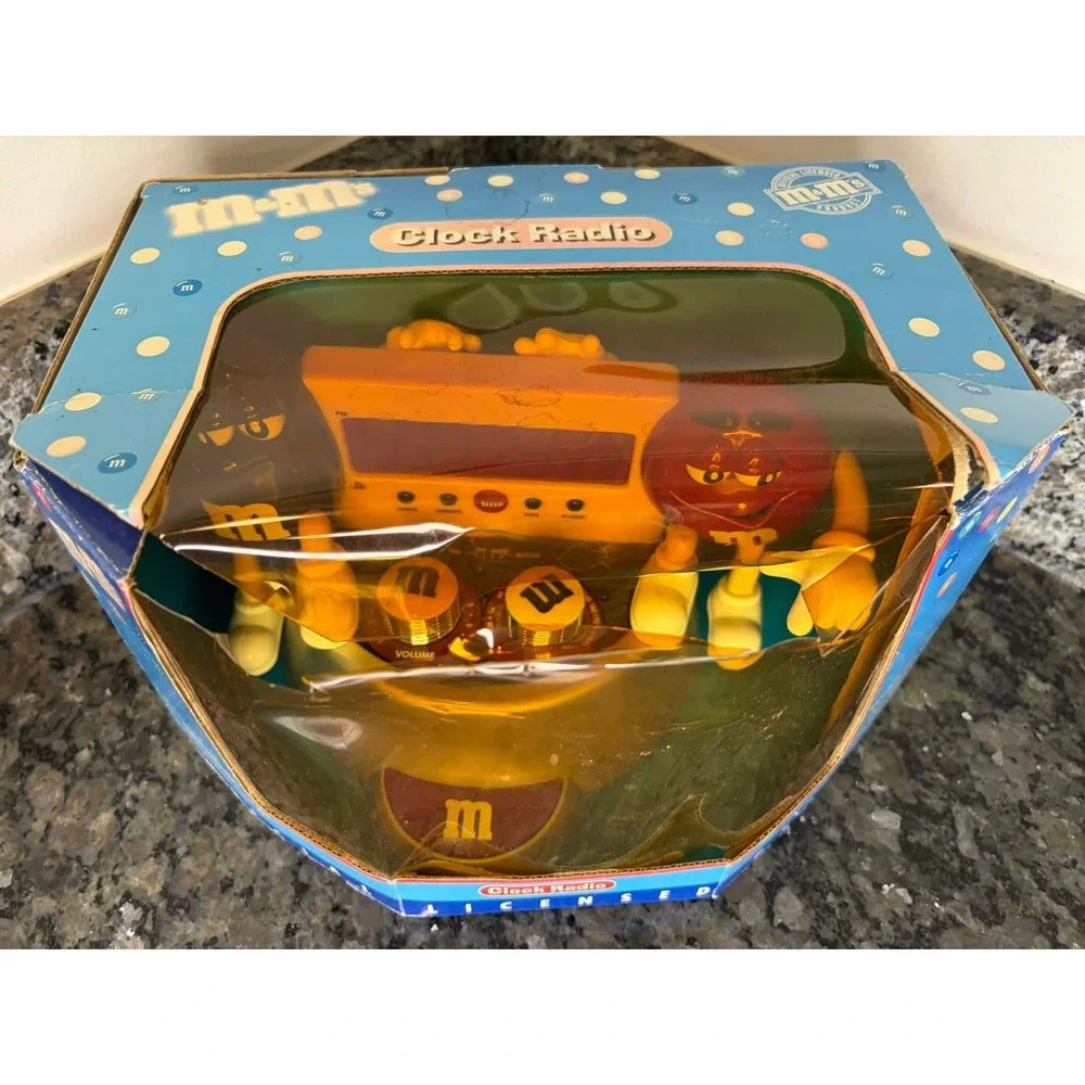 M&M's Blue and Red Character Digital Alarm Clock AM/FM Radio 841.396 Novelty
